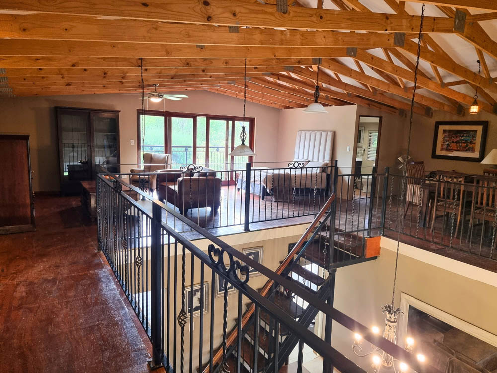 GRAPEVINE HOUSE